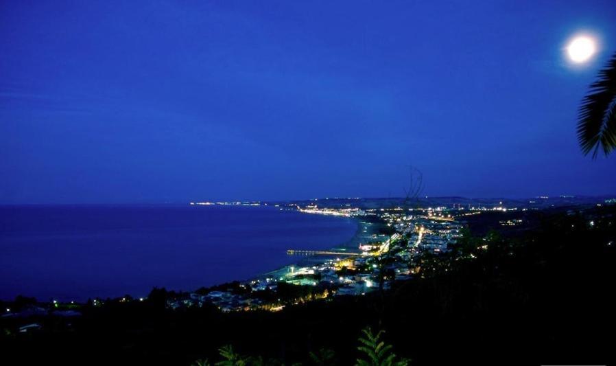 Hotel Vittoria Vasto Bagian luar foto